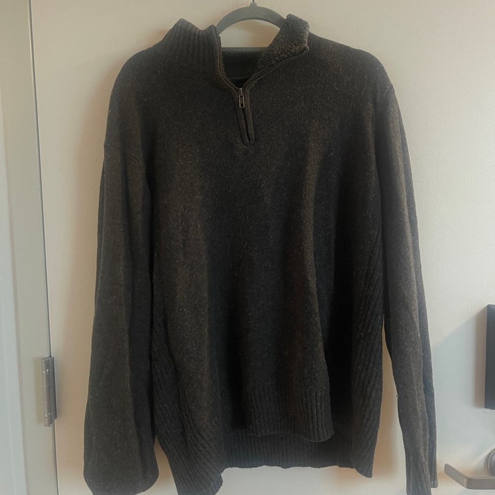 Quarter Zip cotton sweatshirt.